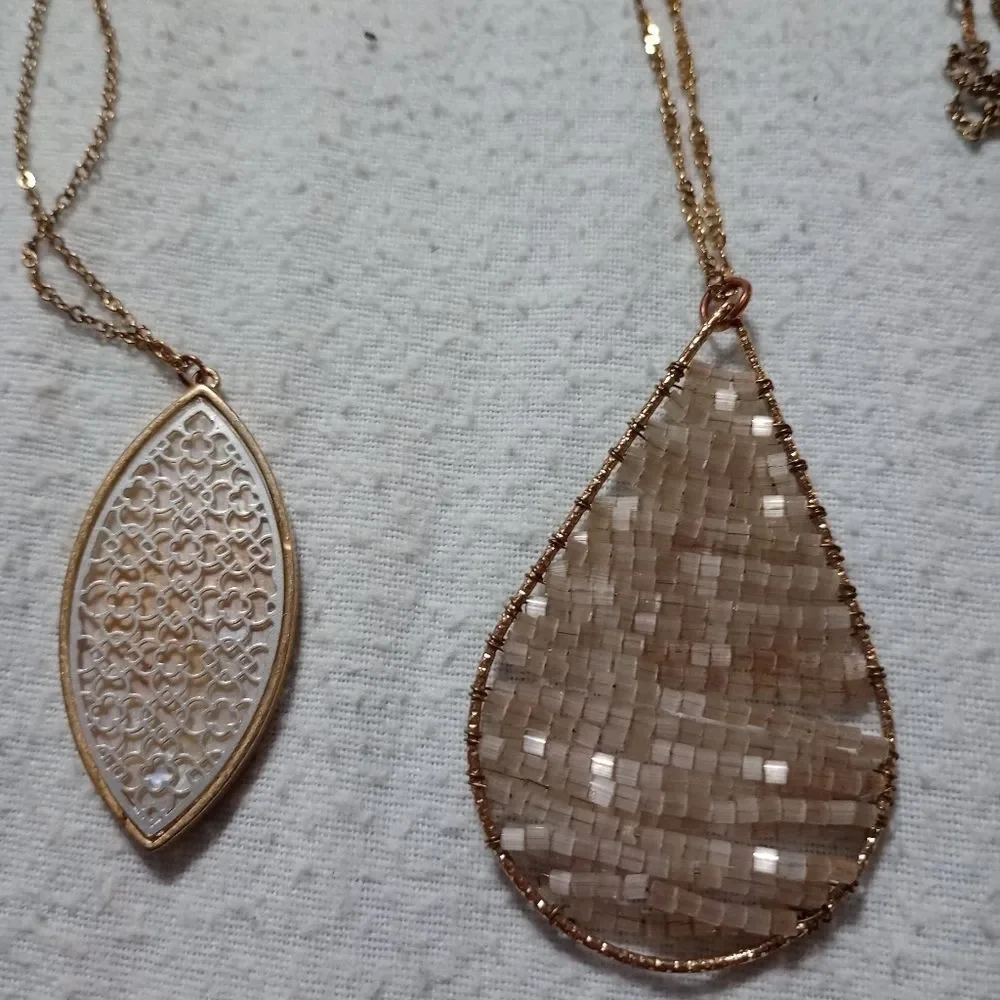 Lot of 4 nice quality costume jewelry necklaces (C018)